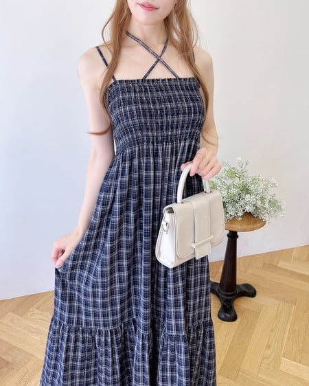 ホルターネックチェック柄シャーリングワンピース