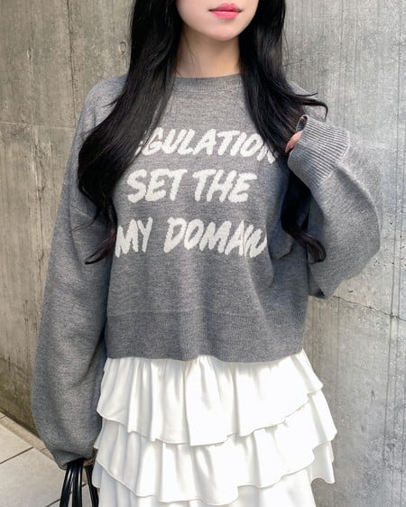 ショート丈3段ロゴニット