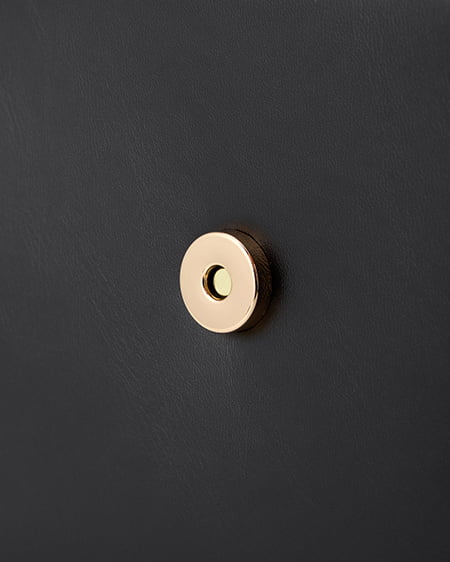 INGNI（イング） エンブレム付ショルダーバッグ ｸﾛ