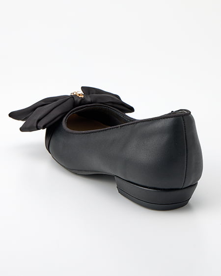 INGNI（イング） パールビジュー付きリボンパンプス ｸﾛ