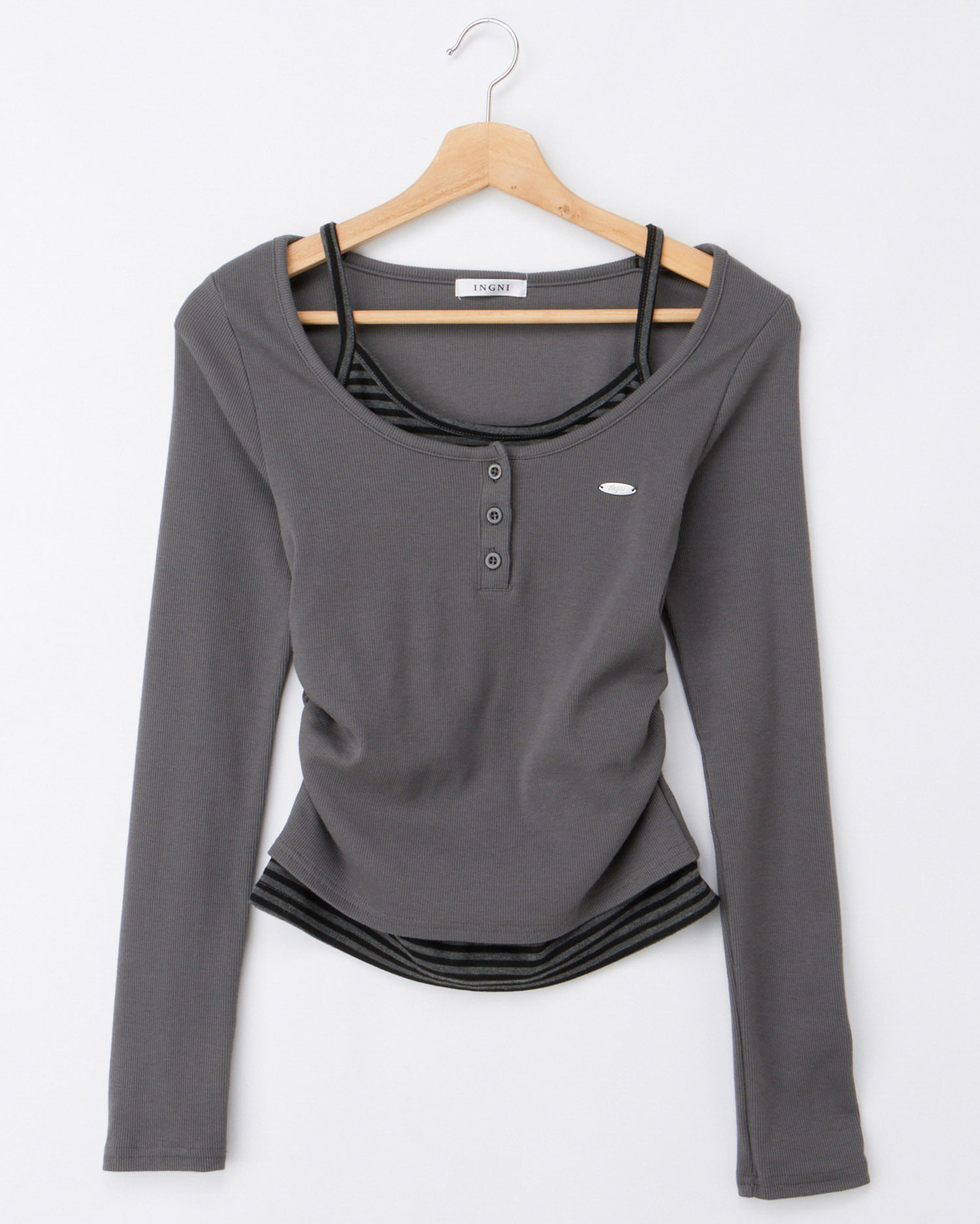 胸プレート付レイヤード風トップス