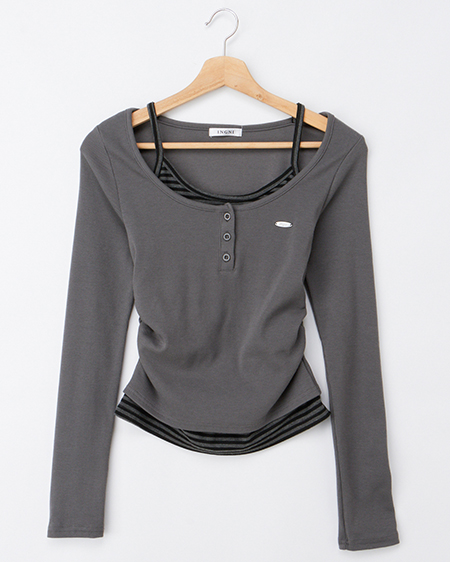 胸プレート付レイヤード風トップス