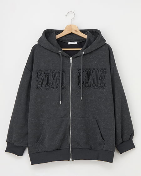 ムラ染め貼付ロゴジップパーカー