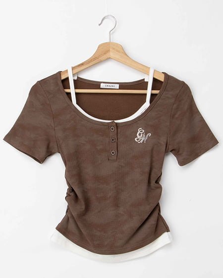 ムラ染めヘンリーネックレイヤード胸ロゴトップス