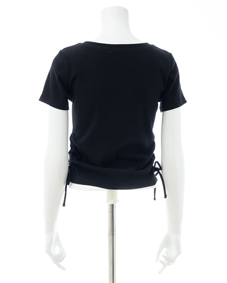 INGNI（イング） サイドギャザーリボンラインストーンロゴリブトップス ｸﾛ