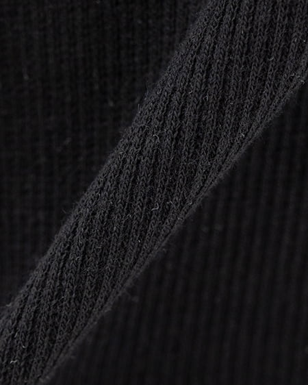 INGNI（イング） サイドギャザーリボンラインストーンロゴリブトップス ｸﾛ