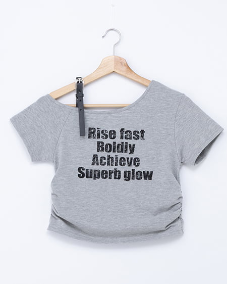 肩フェイクレザーベルトロゴTシャツ