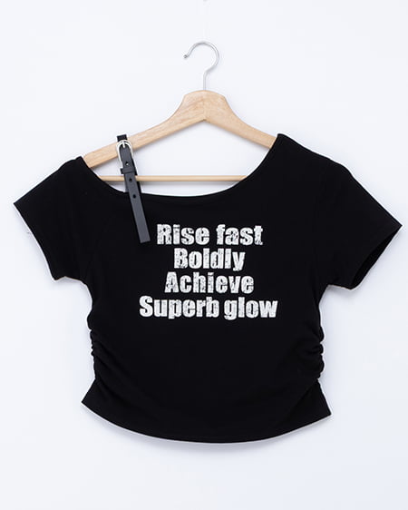 肩フェイクレザーベルトロゴTシャツ