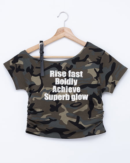 肩フェイクレザーベルトロゴTシャツ