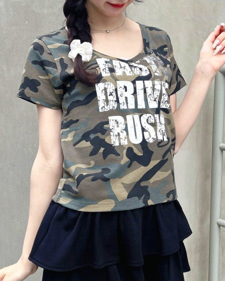【WEB限定カラーあり】Vネックラインストーンクロス付ロゴTシャツ