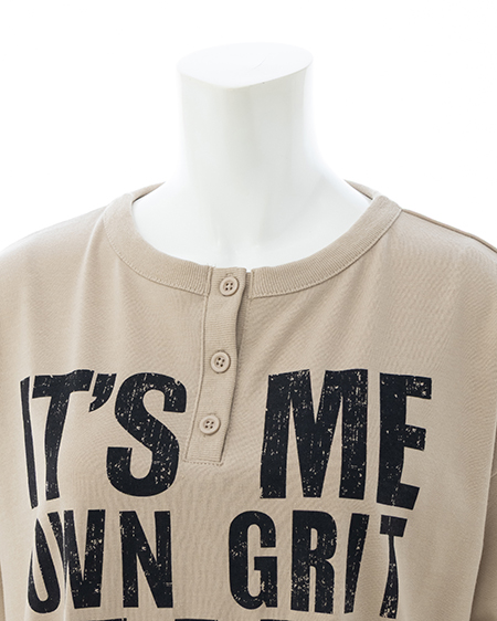 INGNI（イング） かすれロゴヘンリーネックチュニックTシャツ ﾍﾞｰｼﾞｭ/ｸﾛ