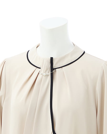 INGNI（イング） パールチェーン付トロミブラウス ﾍﾞｰｼﾞｭ/ｸﾛ