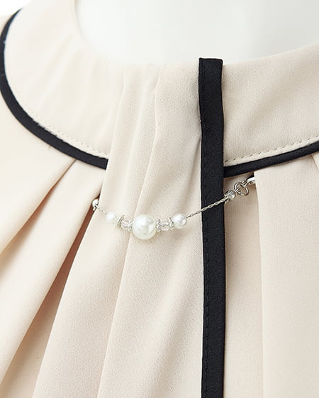 INGNI（イング） パールチェーン付トロミブラウス ﾍﾞｰｼﾞｭ/ｸﾛ