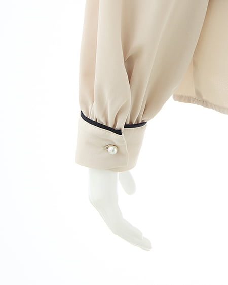 INGNI（イング） パールチェーン付トロミブラウス ﾍﾞｰｼﾞｭ/ｸﾛ