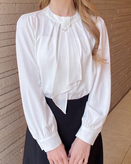 パールチェーン付トロミブラウス