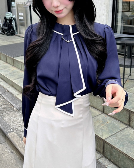 パールチェーン付トロミブラウス