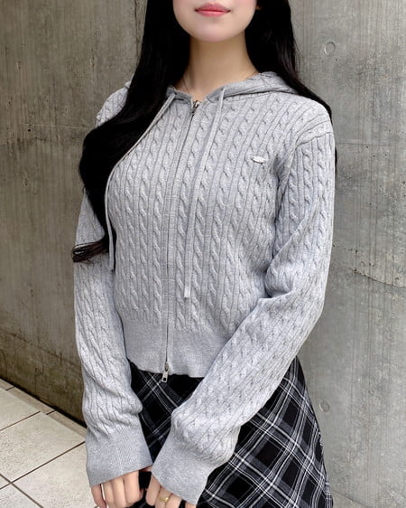 プレート付ケーブルニットパーカー