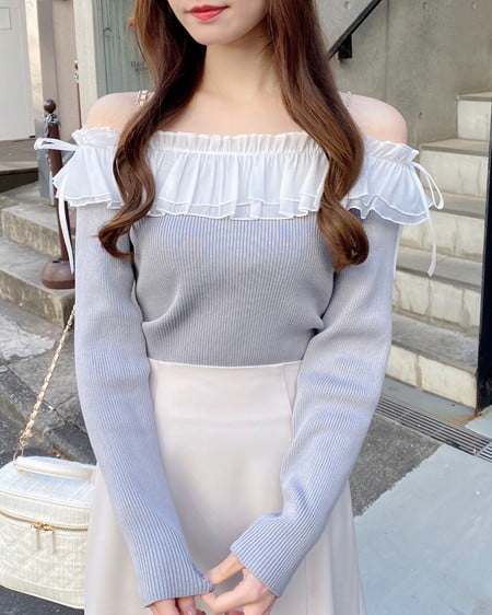 パールチェーンオフショルフリルニット