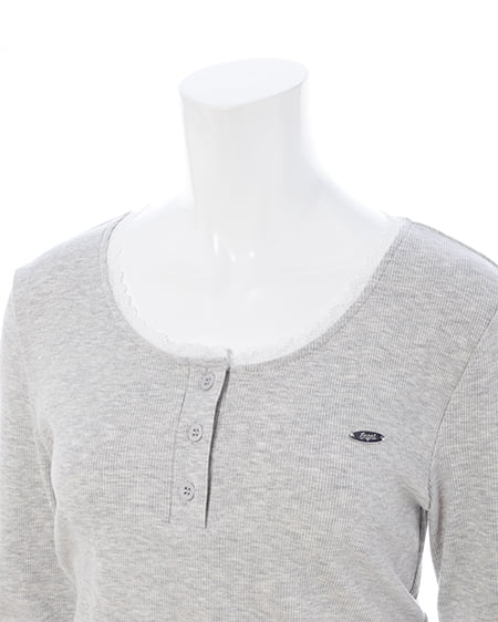 INGNI(イング) ヘンリーネックレース付プレートロゴ長袖リブトップス グレー