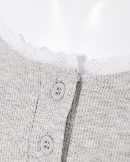 INGNI(イング) ヘンリーネックレース付プレートロゴ長袖リブトップス グレー