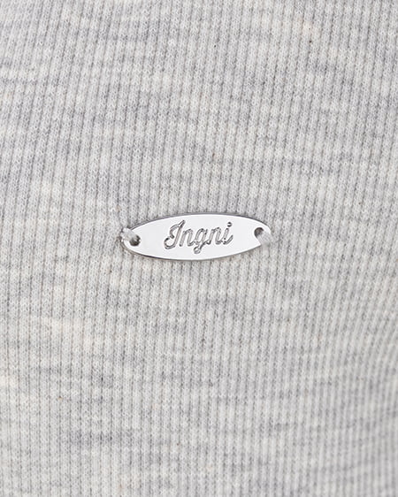 INGNI(イング) ヘンリーネックレース付プレートロゴ長袖リブトップス グレー