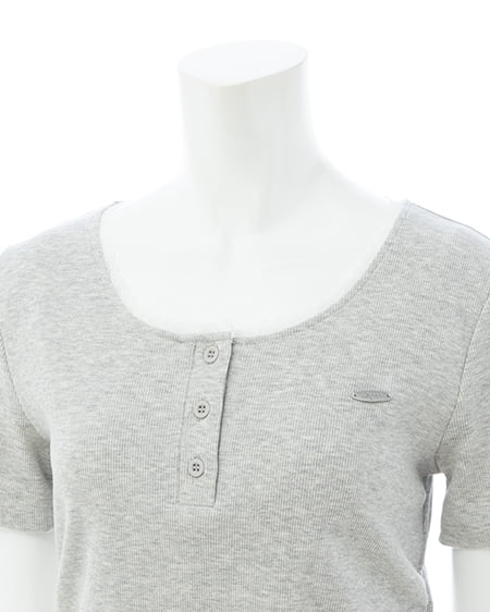 INGNI（イング） ヘンリーネックレース付プレートロゴ半袖リブトップス ｸﾞﾚｰ