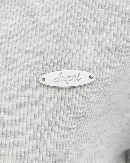 INGNI（イング） ヘンリーネックレース付プレートロゴ半袖リブトップス ｸﾞﾚｰ