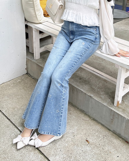 【WEB限定】ビジュー付フレアデニムパンツ