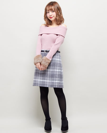 INGNI(イング) 袖ファーオフショルリブニット＋ベルト付台形スカート／SET スモークピンク