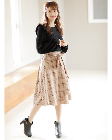 【INGNI STORE限定セット】肩フリルケーブルニット＋ラッフルミディスカート／SET