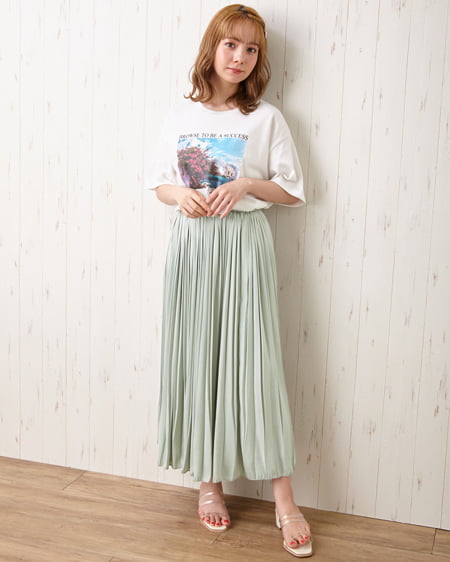 INGNI(イング) 転写Tシャツ＋サテンプリーツスカート／SET ｵﾌﾎﾜｲﾄ