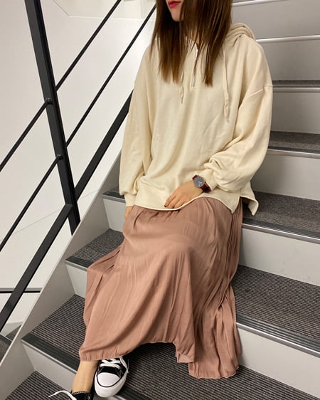 【INGNI STORE限定セット】ハーフZIPパーカー＋サテンプリーツスカート／SET