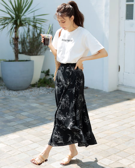【INGNI STORE限定セット】ロゴTシャツ＋線画花柄スカート／SET
