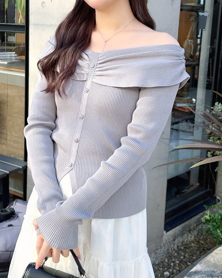 【1／14 2時までの限定価格】【プレミアムライン INGNI SOELA】フロントボタンオフショルニット