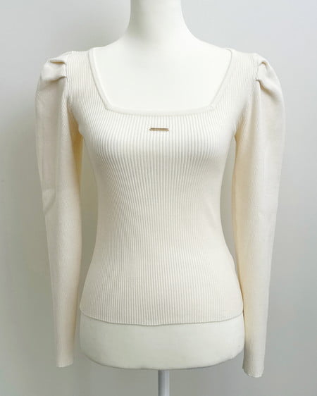 【プレミアムライン INGNI SOELA】プレート付パフスリーブリブニット