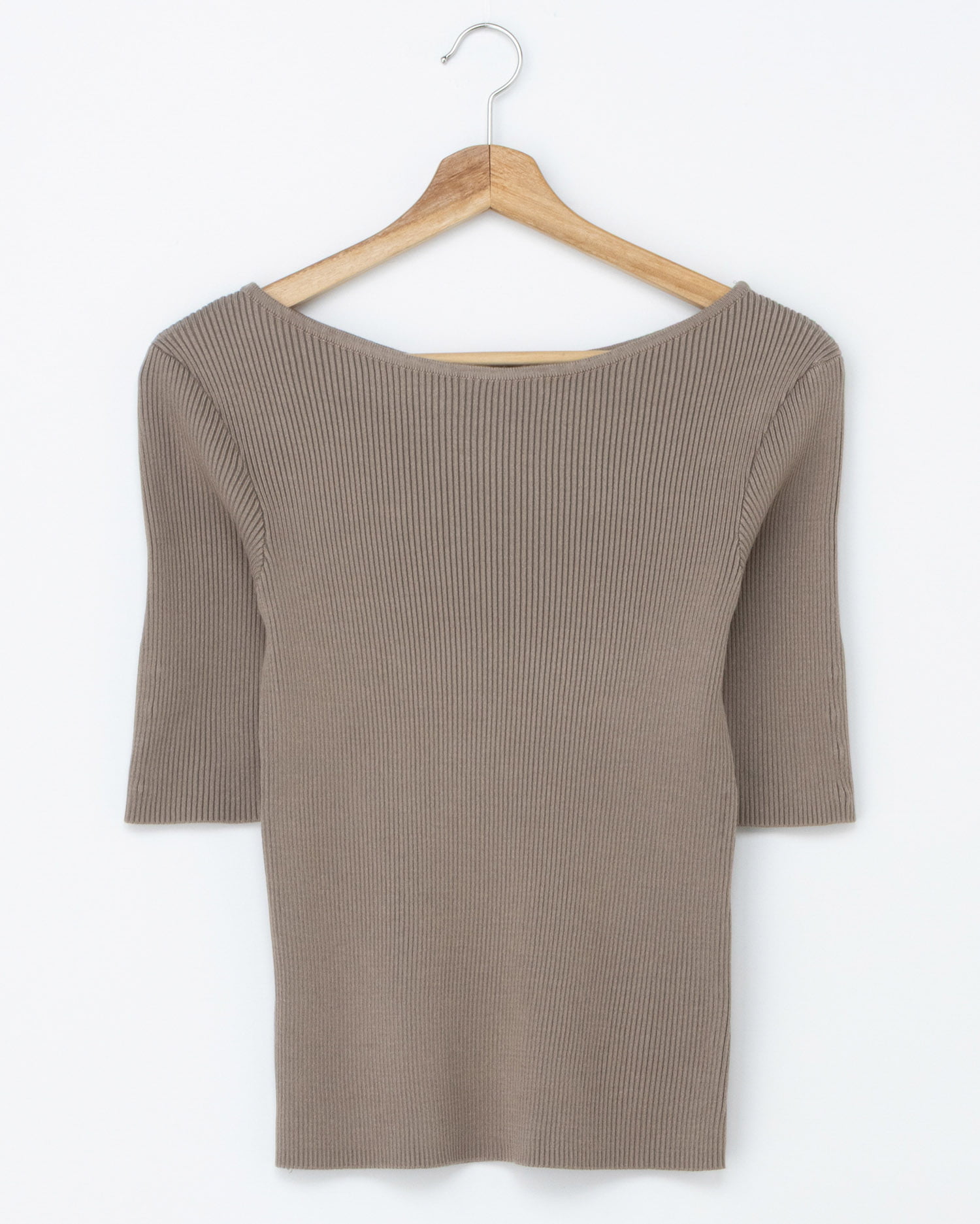 袖金ボタンボートネック半袖ニット